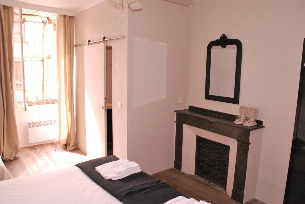La Maison Au Puits Cordes Sur Ciel Rum bild